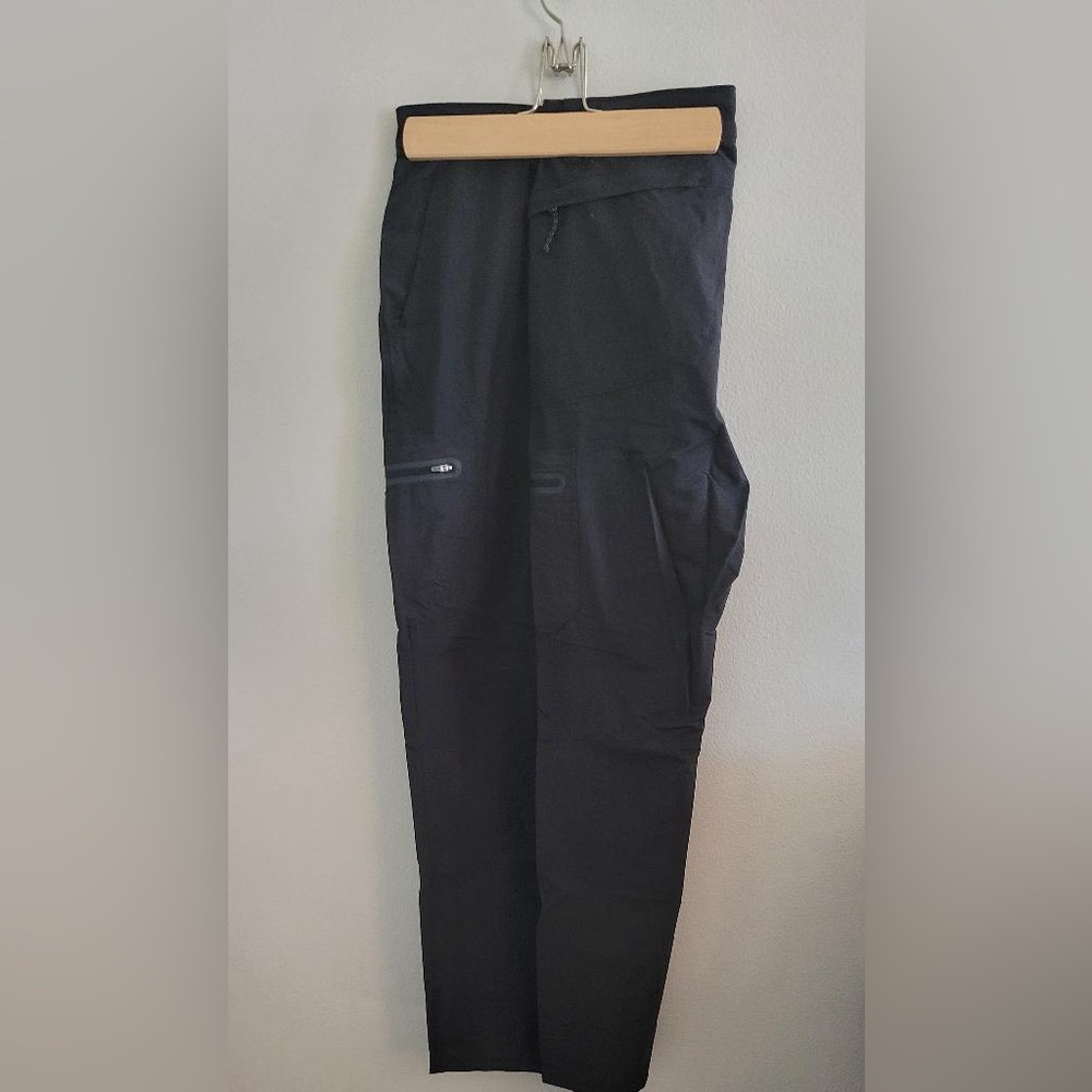 LL Bean, men’s quick dry cargo pants. 38/30. Black.
